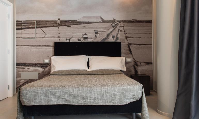 Camera da letto moderna con murale di paesaggio.