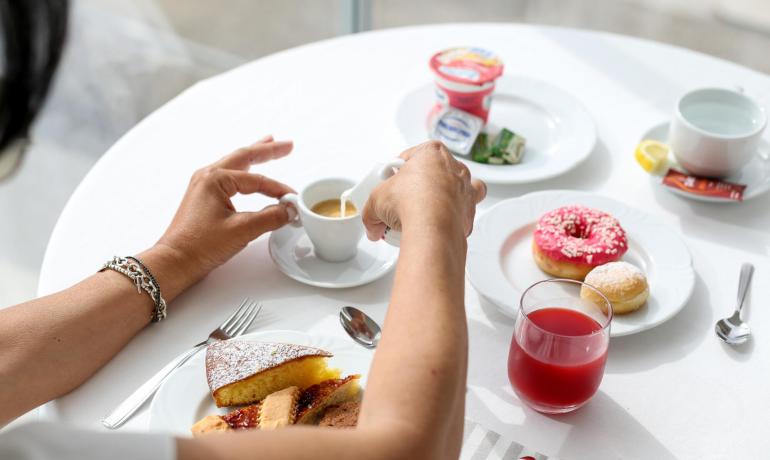 Colazione dolce con caffè, dolci e succo.