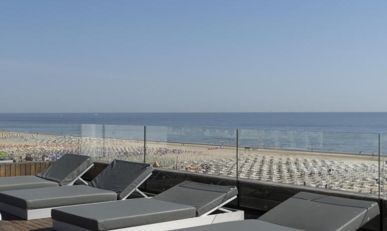 Terrazza con jacuzzi e lettini vista mare.