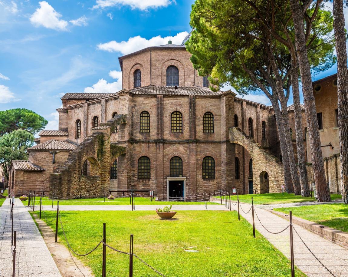 Basilica di San Vitale a Ravenna, esempio di architettura bizantina del VI secolo.